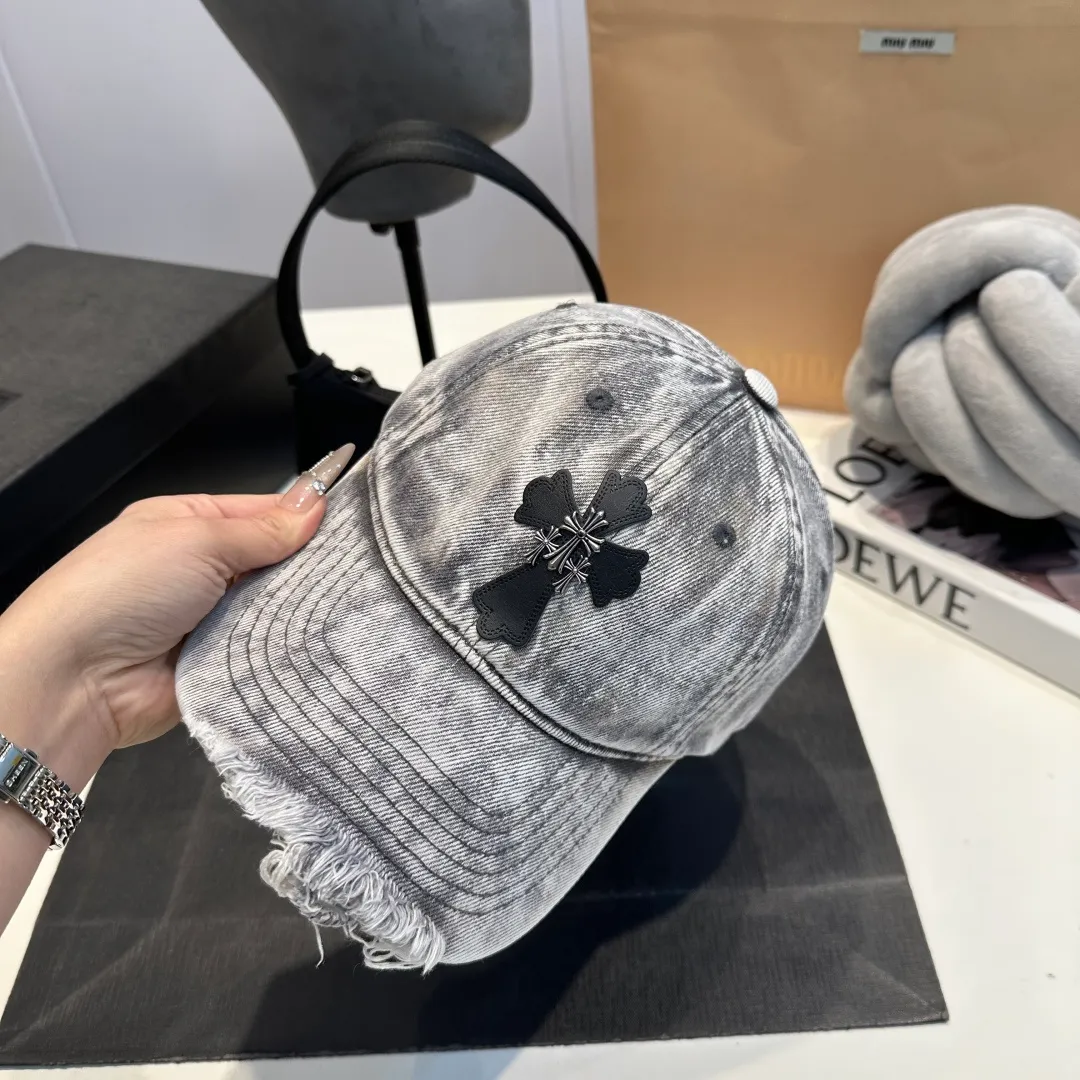 P60 Croxin's new denim denim baseball cap. Washed twill denim baseball cap. Newly launched washed denim series, casual and versatile. An artifact for spring and summer wardrobe matching.
